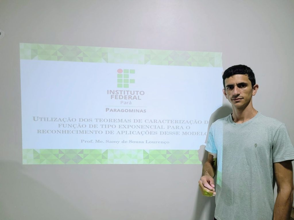 Professor Samy Lourenço de camiseta cinza em sua defesa de seu projeto