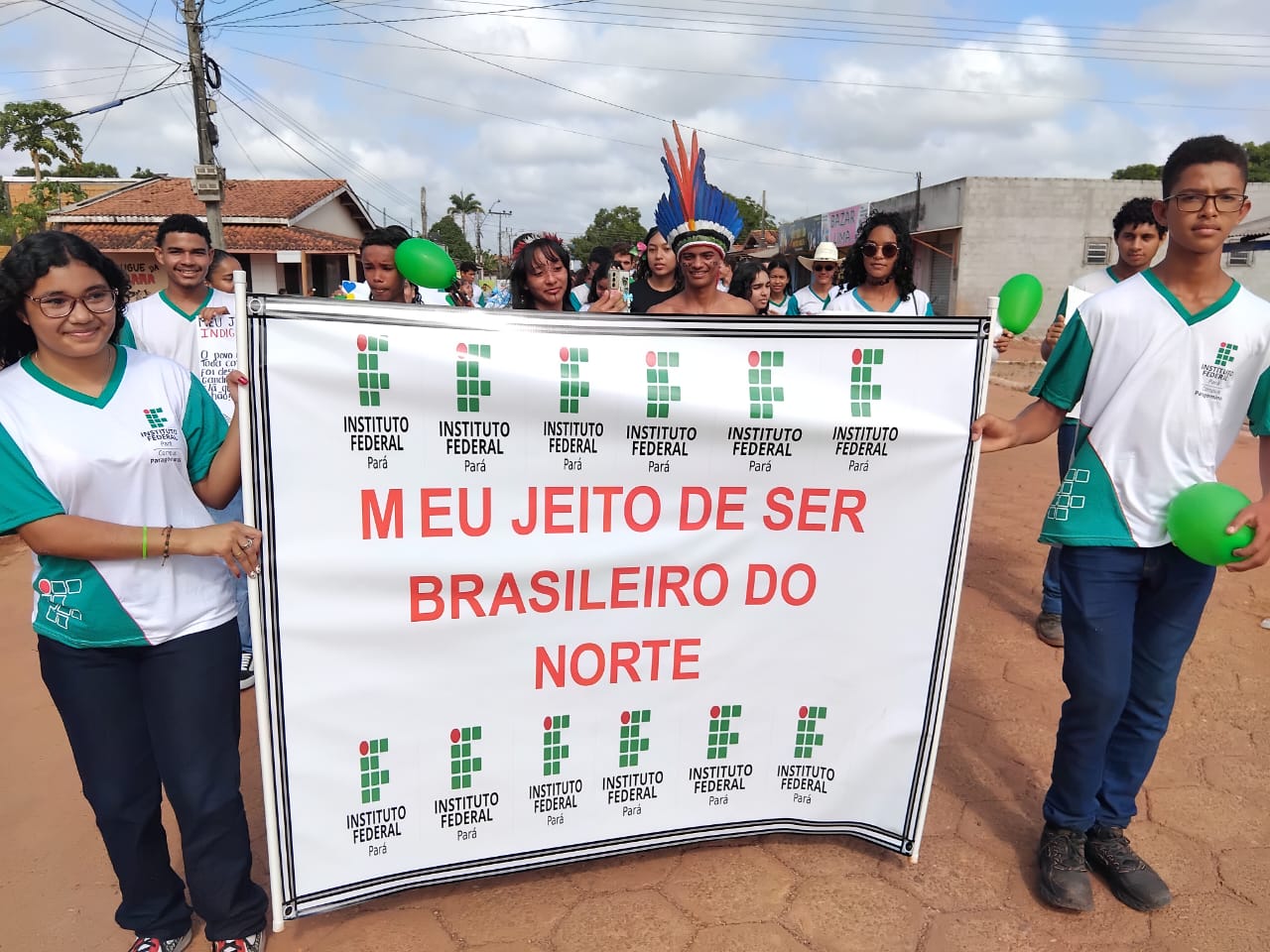 Alunos segurando cartaz escrito: "Meu jeito de ser brasileiro do Norte".