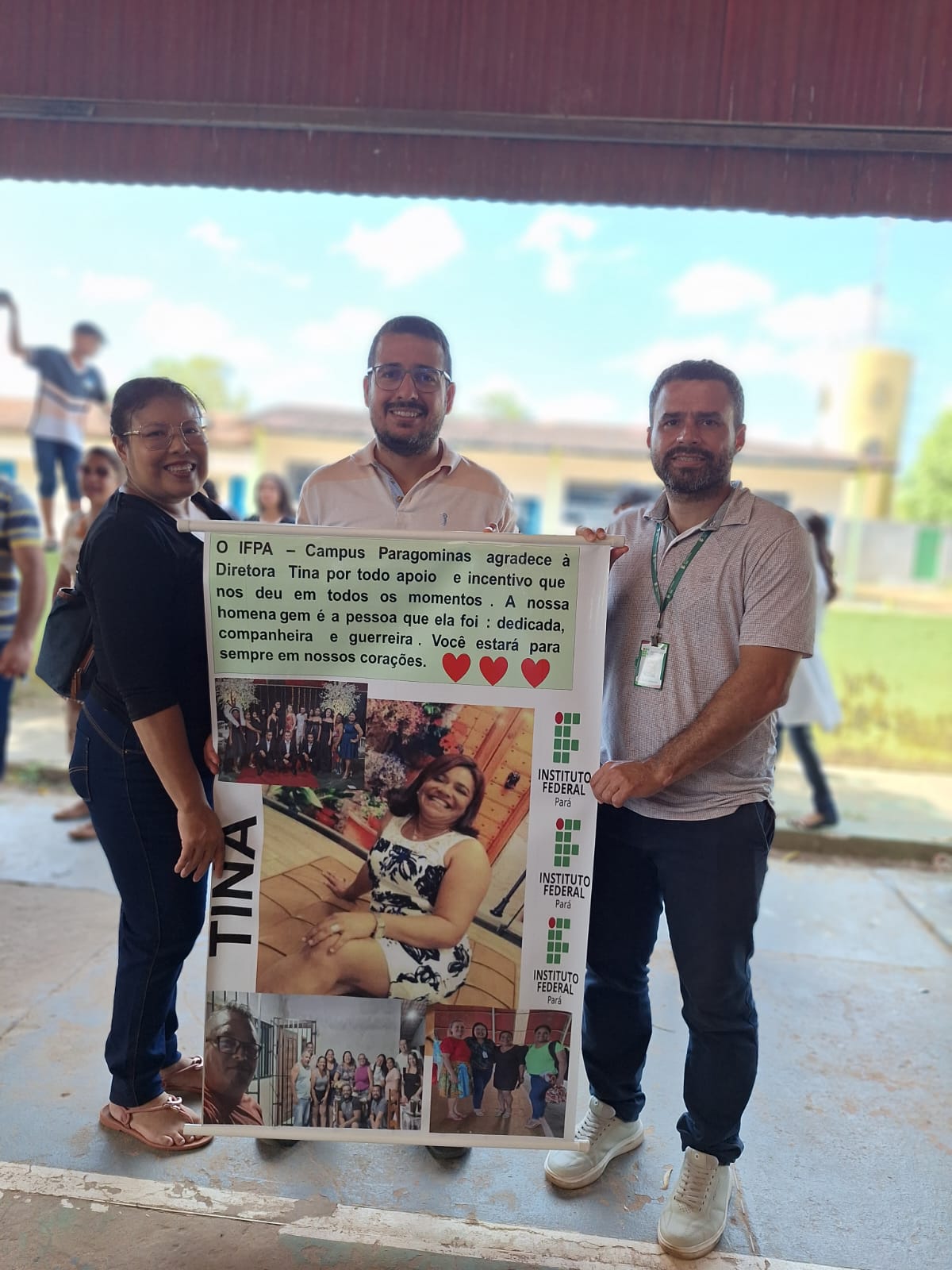 Servidores segurando cartaz de homenagem à diretora Tina, nele está escrito: "O IFPA Campus Paragominas agradece à diretora Tina por todo o apoio e incentivo que nos deu em todos os momentos. A nossa homenagem é à pessoa que ela foi: dedicada, companheira e guerreira. Você estará para sempre em nossos corações". Servidores segurando cartaz de homenagem à diretora Tina, nele está escrito: "O IFPA Campus Paragominas agradece à diretora Tina por todo o apoio e incentivo que nos deu em todos os momentos. A nossa homenagem é à pessoa que ela foi: dedicada, companheira e guerreira. Você estará para sempre em nossos corações".